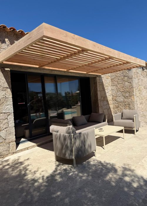 Evasion Habitat - Décoration et architecture d'intérieur - Projet Agate bergerie corse - brise soleil et salon de jardin