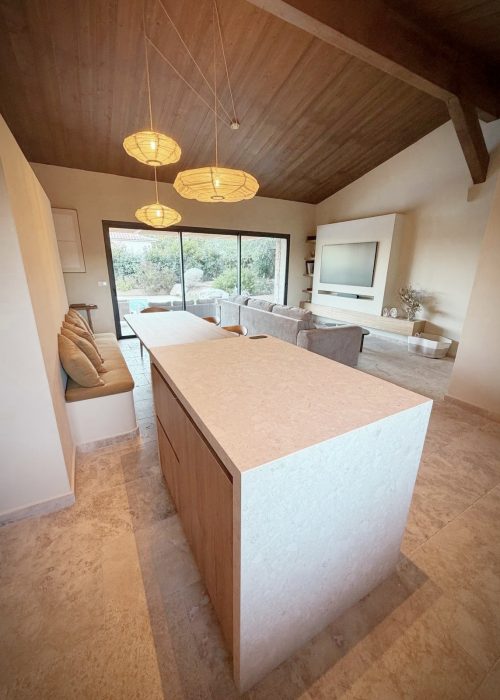 Evasion Habitat - Décoration et architecture d'intérieur - Projet Agate bergerie corse - cuisine banquette