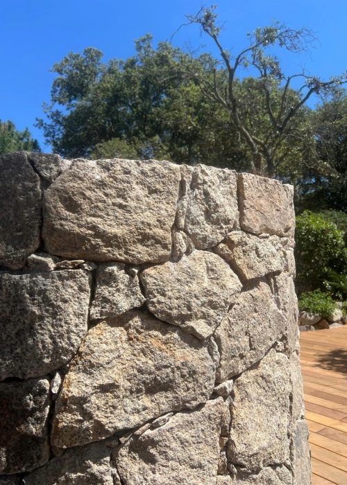 Evasion Habitat - Décoration et design en architecture d'intérieur Porto Vecchio - Projet Nacre à Cala Rossa - douche en pierre - mur 3 re