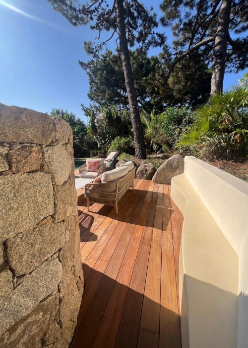 Evasion-Habitat-Decoration-et-design-en-architecture-dinterieur-Porto-Vecchio-Projet-Nacre-a-Cala-Rossa - douche extérieure banc maçonné re