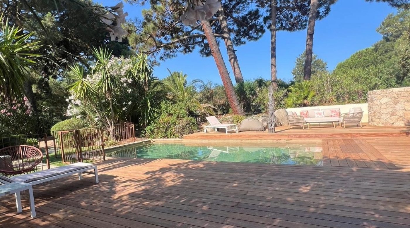 Evasion Habitat - Décoration et design en architecture d'intérieur Porto Vecchio - Projet Nacre à Cala Rossa - piscine transat 4 re